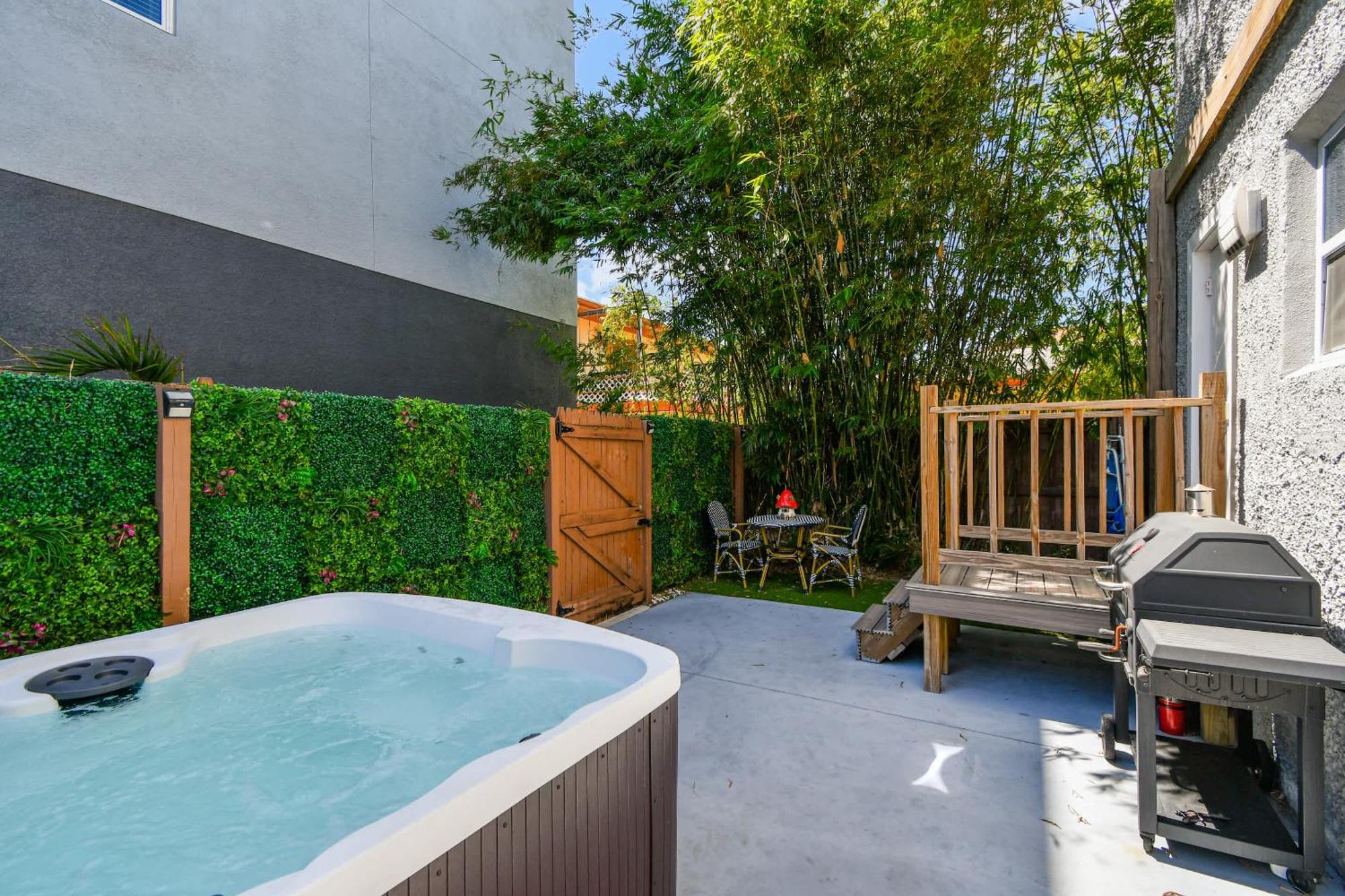 Designer Sun Filled Condo - Walk To Town เซนต์ปีเตอร์สเบิร์ก ภายนอก รูปภาพ
